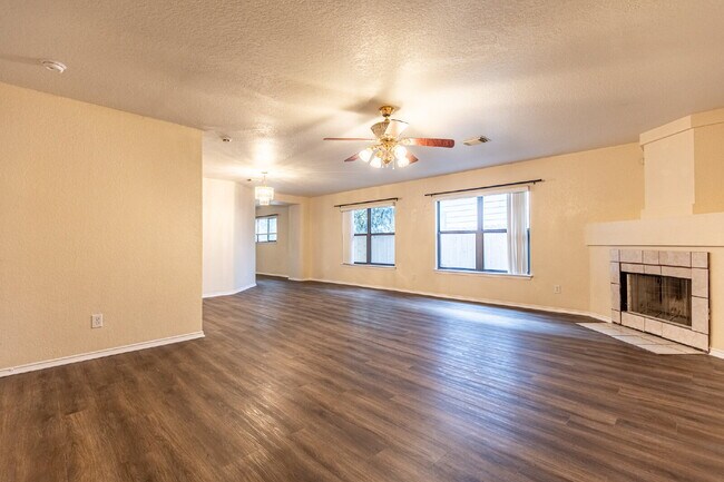 Foto del edificio - 7910 Lattimer Pond