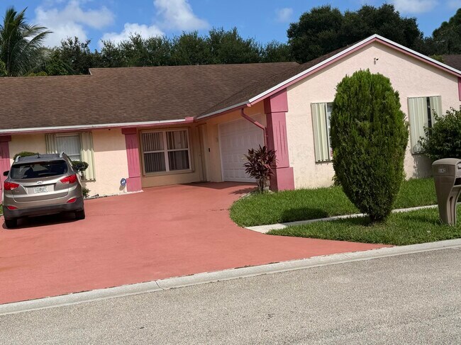 Foto del edificio - 5842 Lake George Pl