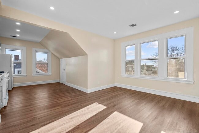Foto del edificio - 68 Woodland Ave