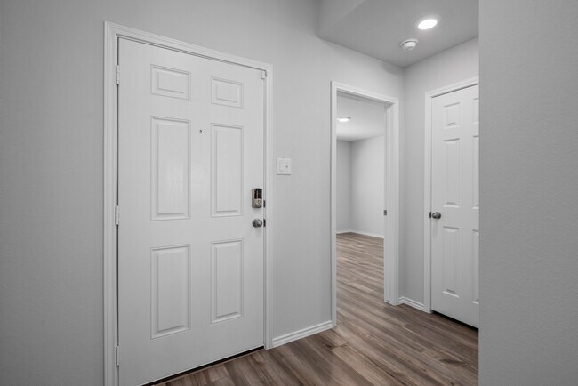 Building Photo - 1215 Eaton Dr