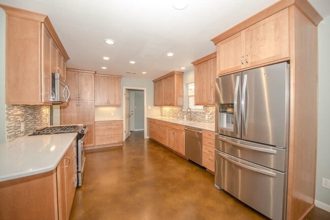 Building Photo - 5640 Oak Blvd