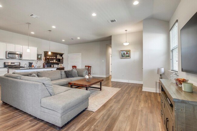 Building Photo - 501 Peace Dr