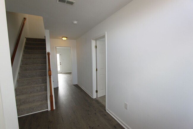 Foto del edificio - 4 bed, 3.5 bath, Townhome in Bunker Hill, WV
