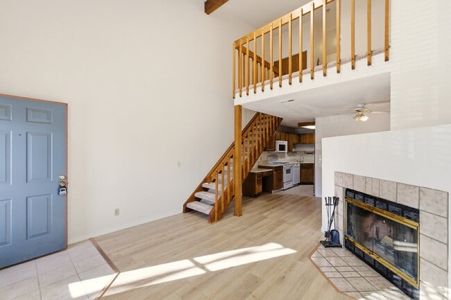 Foto del edificio - Open Concept Two Bed Two Bath Townhouse!