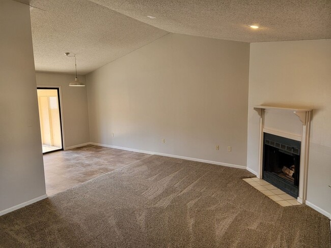 Building Photo - 605 Cooper Estates #18