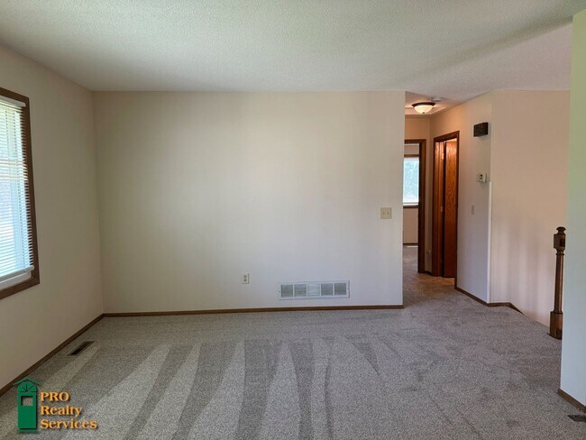 Building Photo - 3 Bedroom Home in Maple Grove