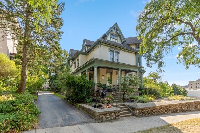 Building Photo - Great Heritage Hill Apartment for Rent