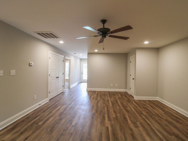 Building Photo - Modern 3BR/2BA Townhome in Lucas Ferry – G...