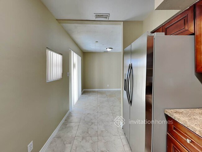 Building Photo - 2421 N 59th Terrace