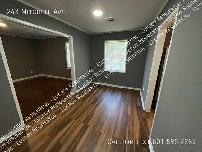 Foto del edificio - 243 Mitchell Ave