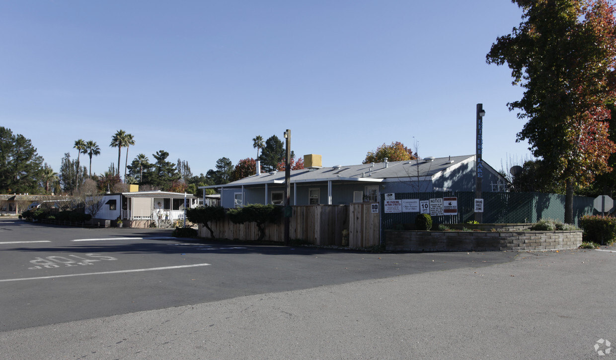 Building Photo - Leisure Lake Mobile Home Park