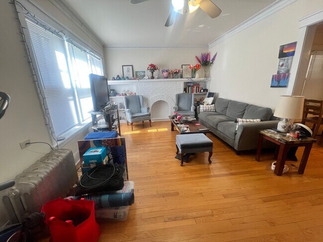 Foto del edificio - Lovely and Very Large Ravenswood Manor 1 BR