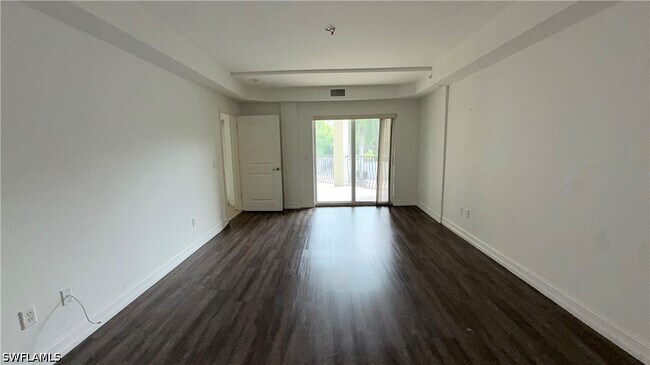 Foto del edificio - 1100 Pine Ridge Rd