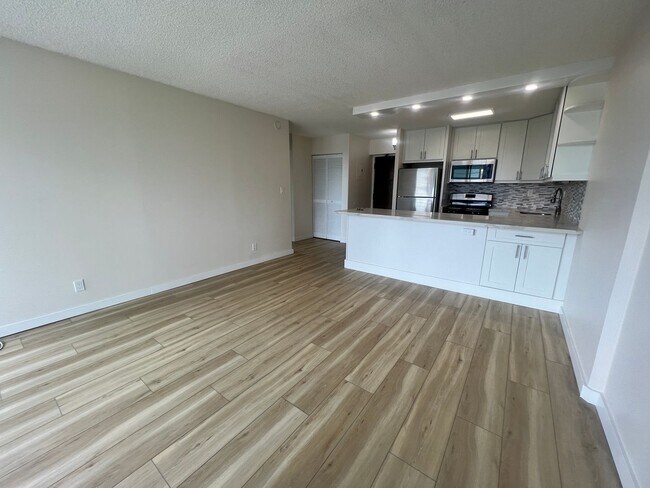 Building Photo - Remodeled Atkinson Plaza 1 bedroom 1 bath ...