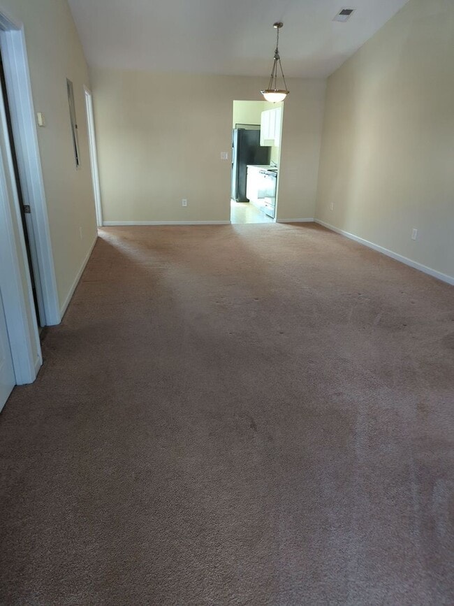 Foto del edificio - Nice Two Bedroom Duplex In A Great Location Available April 2026