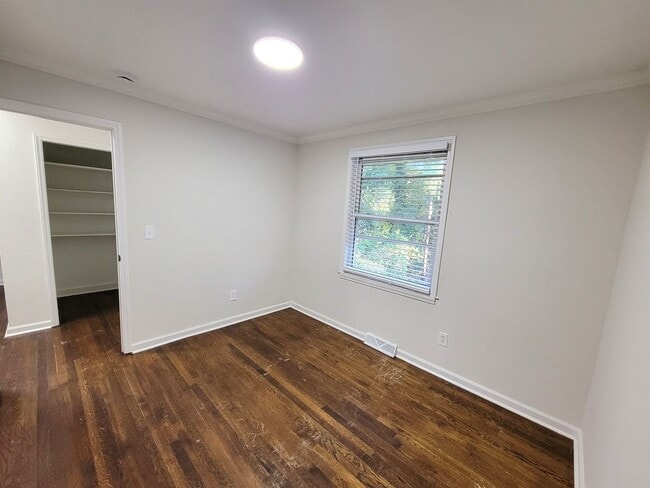 Foto del edificio - Brick Ranch in Yorkmount Area near Tyvola