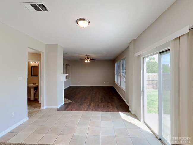 Building Photo - 4601 Summer Oaks Ln