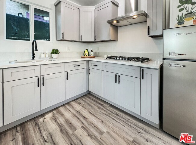 Foto del edificio - 8946 Bryson Ave
