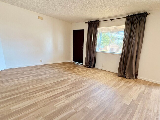 Foto del edificio - 2 WEEKS FREE RENT December Special