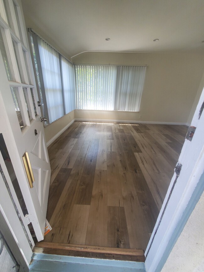 sala de estar - 13527 Burbank Blvd