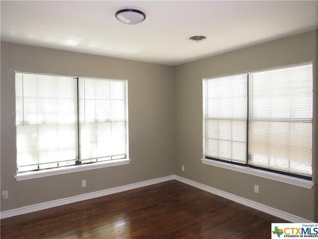 Building Photo - 504 McArthur Dr