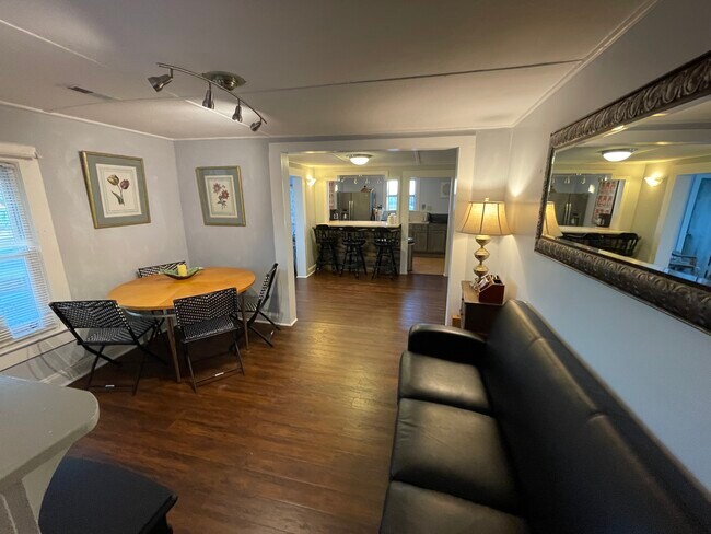 Eat in Den - 57 Cypress St