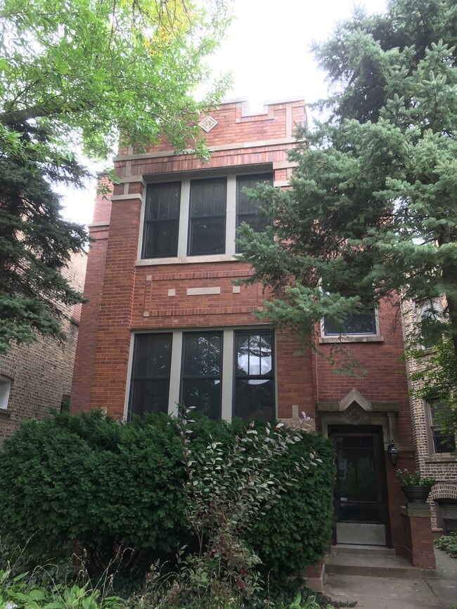 Building Photo - 2622 W Argyle St