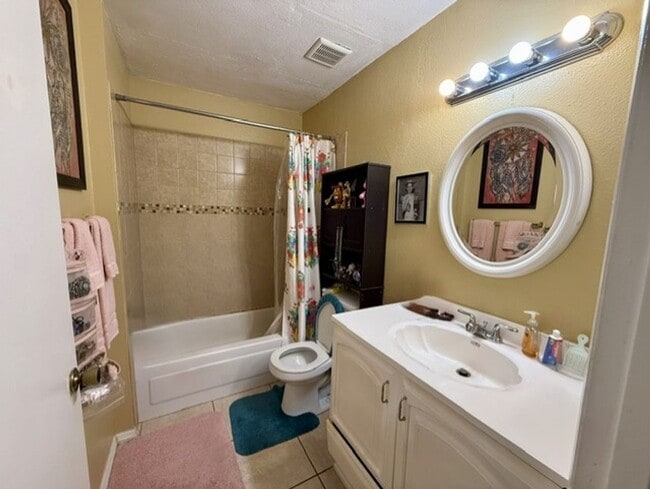 Building Photo - Two  bedroom and two bathroom condo with lakeview balcony