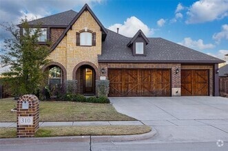 Building Photo - 310 Hawthorn Dr