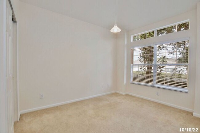 Building Photo - Amazing 3/2 Spacious Home with a Bonus Roo...