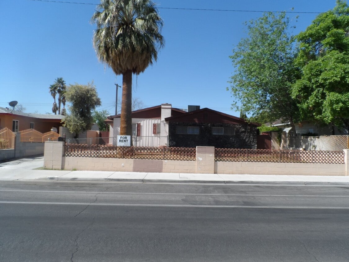 Primary Photo - 3 Bedroom 1.5 Bathroom Home w/ Pool