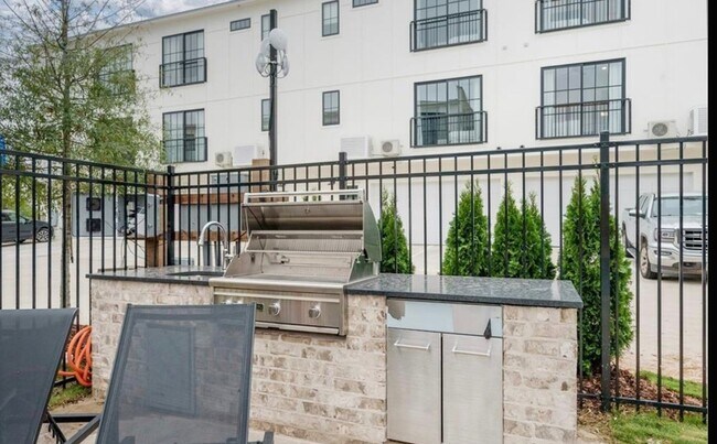 Foto del edificio - 817 Gene Stallings Ave