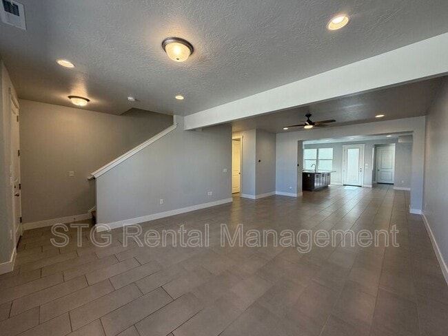 Building Photo - 644 Rosa Ln