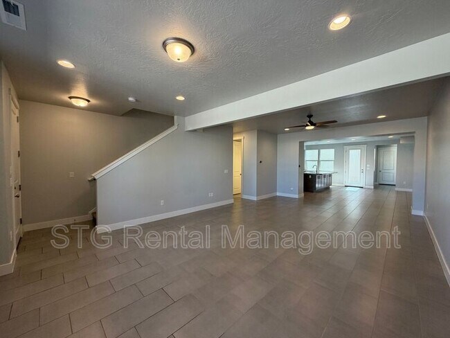 Foto del edificio - 644 Rosa Ln