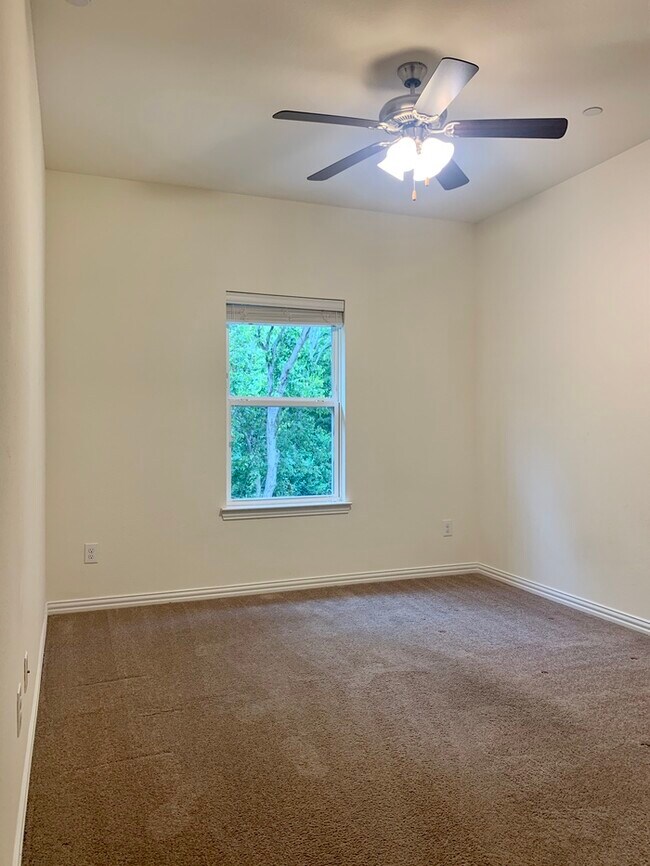 Foto del edificio - 1412 Lakecrest Ln