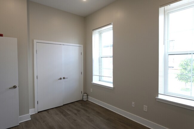 Building Photo - 4000 W Girard Ave