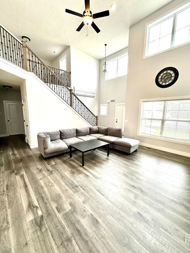 Foto del edificio - Spacious 5 Bed Home in Bloomington