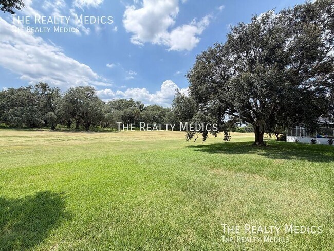 Foto del edificio - 1565 The Oaks Blvd