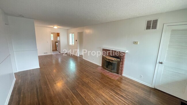 Foto del edificio - Spacious 4 BD | 2 BA with Backyard - Glads...