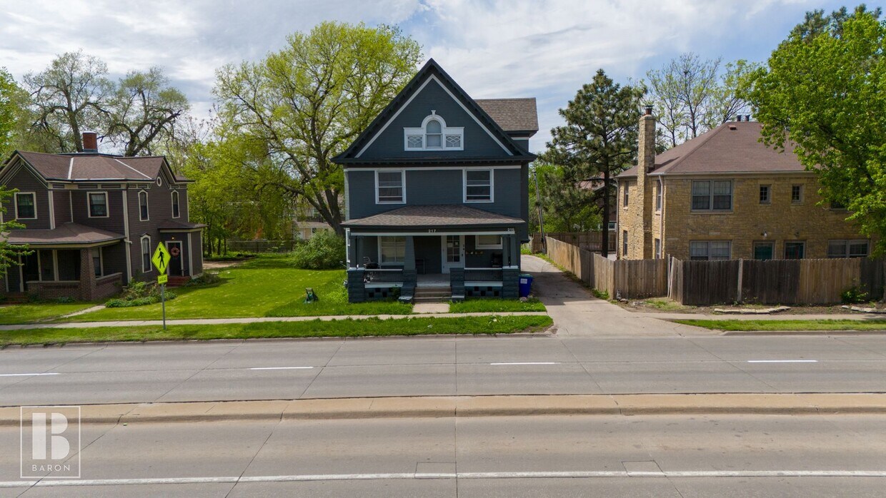Primary Photo - Huge Remodeled 3 Bed 1 Bath near downtown ...