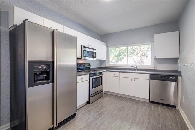 Building Photo - Beautiful Downtown Eustis Rental Property
