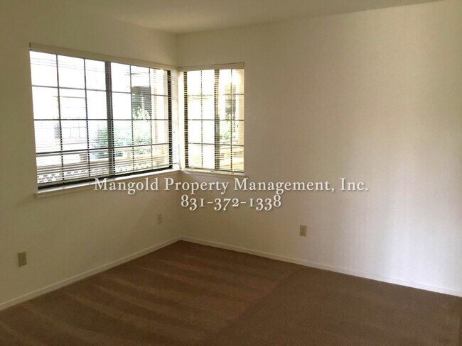 Foto del edificio - Spacious 2-Bed, 2-Bath Condo with Fireplac...