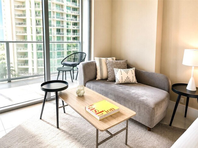 Foto del edificio - 1300 Brickell Bay Dr