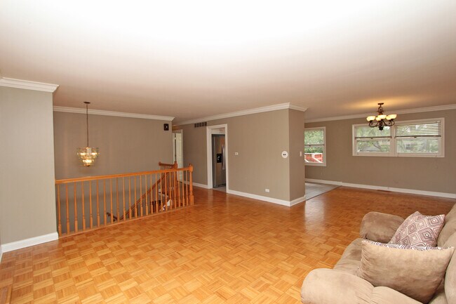 Building Photo - 470 Surryse Rd