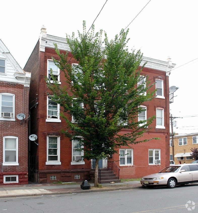 Building Photo - 336 Genesee St
