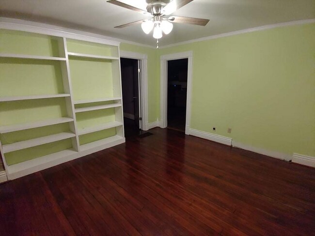 Foto del edificio - 553 Lilly Ave