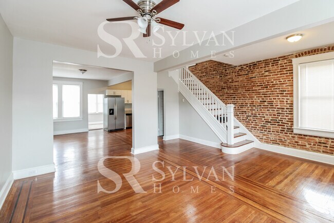 Building Photo - Charming 3BR Townhome