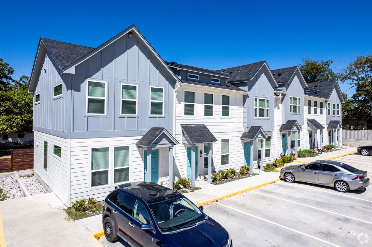 12-Unit Townhome Complex - 301 S Hill St