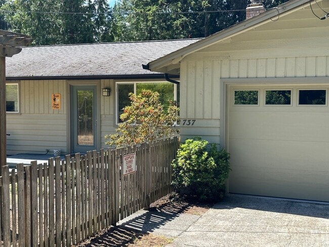 Building Photo - Bainbridge Rental Close to Town