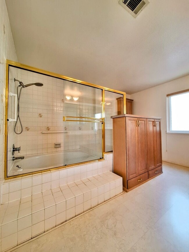 Foto del edificio - Spacious Two-Story 3bd Townhouse With Priv...